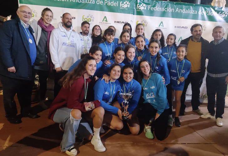 El ahora denominado AVS La Volea QG de Huelva quiere reeditar su título en el Campeonato de Andalucía de Menores de Pádel.