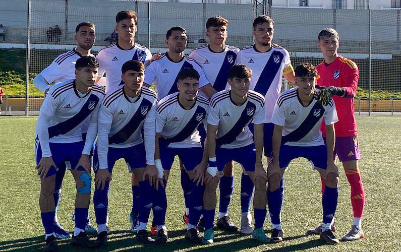 El Atlético Onubense ve truncada su racha positiva al caer en Beas con el Atlético Central. / Foto: @futbolbaserecre.