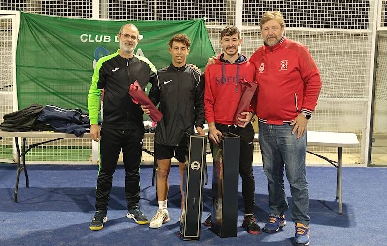 Todo un éxito fue el I Gran Torneo de Navidad Club de Pádel de Palos de la Frontera que ganaron Alejandro González y Salva Atienza.