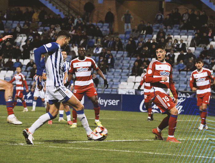 Gran remate de Luis Alcalde tras el centro de Antonio Domínguez, acción que supuso el gol del Recre. / Foto: @recreoficial.