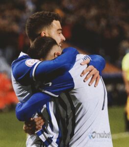 Alegría final de los jugadores del Recre tras el triunfo merecido ante el filial del Granada. / Foto: @recreoficial.