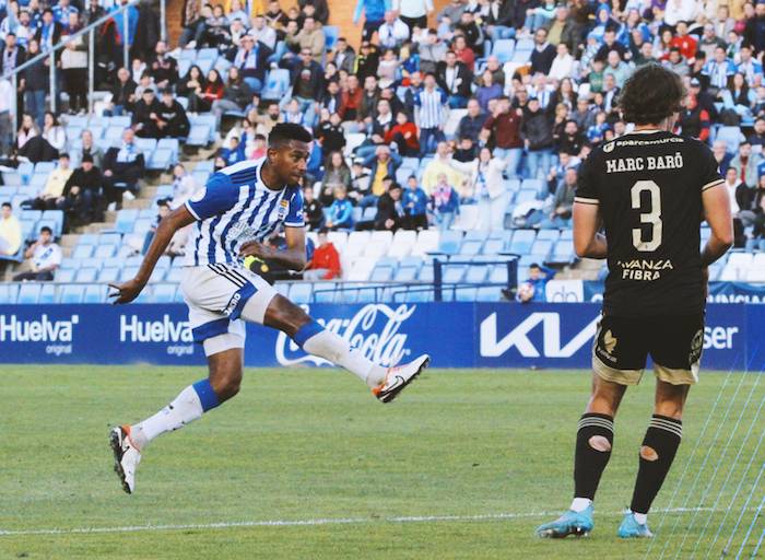 La buena temporada de Josiel Núñez en el Recre le ha abierto de nuevo la puerta de la selección de su país, Pananá. / Foto: @recreoficial.