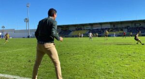 Juan Manuel Pavón da órdenes a sus jugadores desde la banda durante el partido ante el UCAM Murcia. / Foto: Kiko Vázquez.