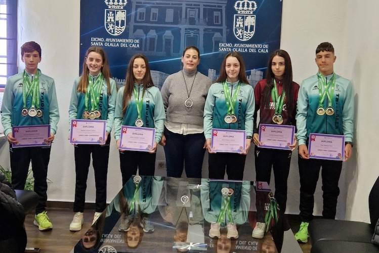 Seis triatletas de Santa Olalla del Cala fueron homenajeados en el Ayuntamiento de la localidad.