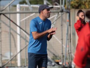 Iván Rosado, que se estrenó como técnico del Sporting de Huelva, da indicaciones a sus jugadoras. / Foto: @sportinghuelva.