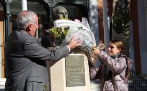 La entidad onubense hizo una ofrenda floral al busto del presidente fundador del Recreativo de Tenis, Charles Adam.