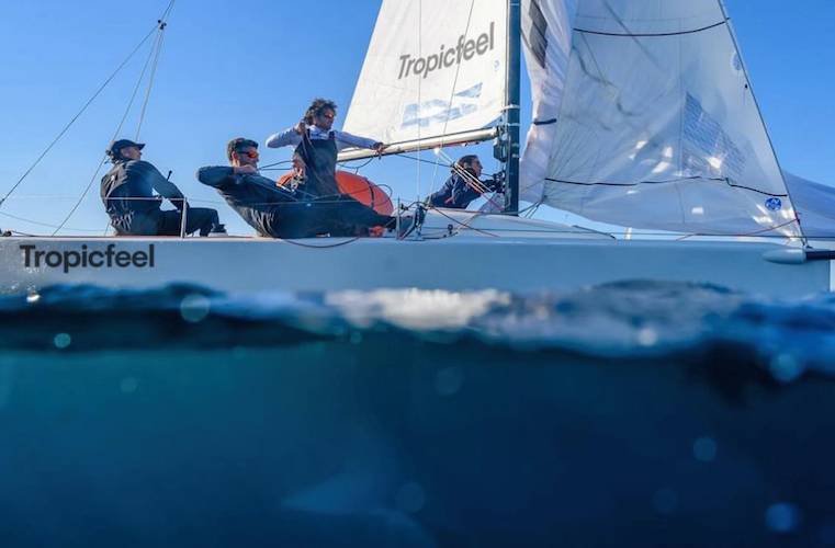 El onubense Ricardo Terrades izando el genaker liderando la última manga de las Barcelona Winter Series en 2023, con su equipo 'Monjo-Tropicfeel'. / Foto: Óscar Torrades / Torveo Photo.