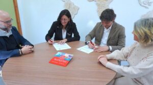 Un momento de la firma del convenio entre la Universidad de Huelva y el Recreativo.
