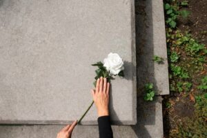 Descubre dónde comprar los mejores arreglos florales funerarios