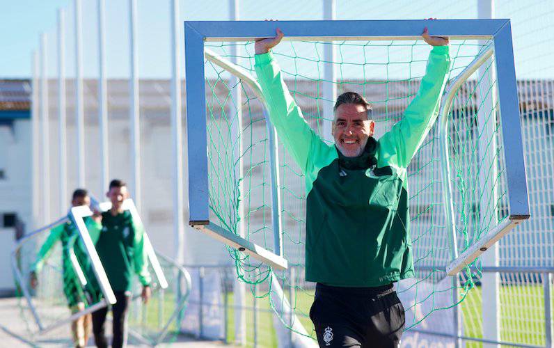 Abel Gómez seguirá una temporada más como entrenador del Recre. / Foto: @recreoficial.