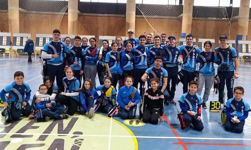 Algunos de los deportistas del Asirio Huelva que han tomado parte en el Campeonato de Andalucía de Tiro con Arco en Sala. / Foto: @clubasirio.