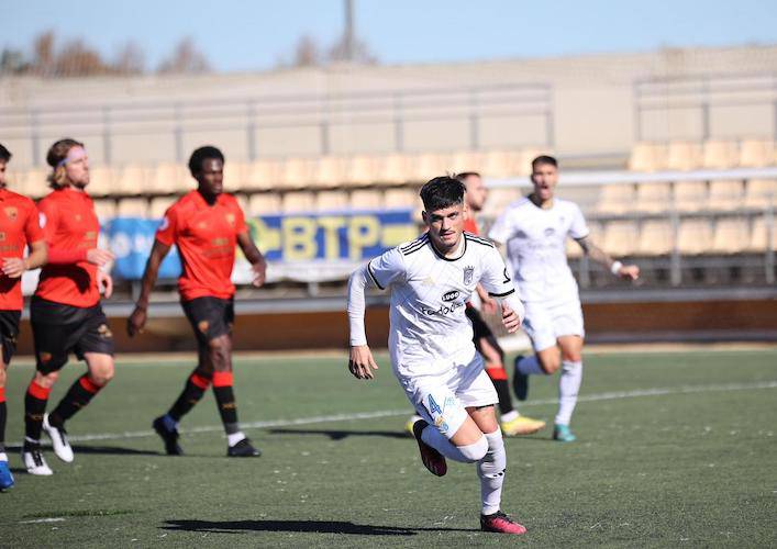 Geovanni, tras anotar de penalti el que gol que significó la derrota del Ayamonte ante el Xerez Deportivo. / Foto: @XerezCD_OFICIAL.