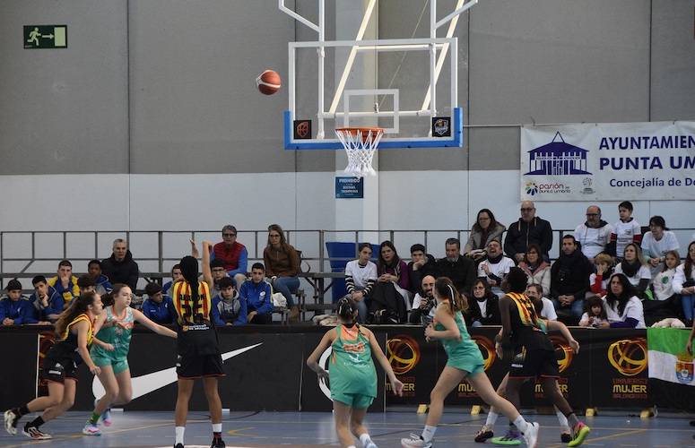 El partido entre Aragón y Extremadura en la modalidad femenina abrió en Punta Umbría el Campeonato de España de Selecciones Autonómicas Cadete e Infantil de Baloncesto.