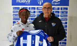 La nigeriana Bokiri, segundo fichaje del Sporting de Huelva en el mercado de invierno, al lado del director deportivo, Antonio Toledo. / Foto: @sportinghuelva.