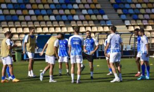 Los jugadores del Bollullos, listos para el difícil partido del domingo en Puente Genil. / Foto: @bollulloscf1933. 