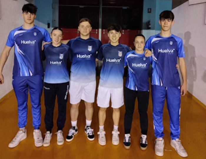 Jugadores del CD Bádminton Huelva en su primera comparecencia en la Liga Nacional de Clubes Primera Oro. / Foto: @CDBHUELVA.