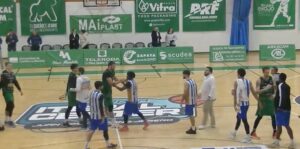 Final del partido en La Roda, y nueva derrota a domicilio del Huelva Comercio LRi21 Viridis. / Foto: Captura imagen FEB TV.