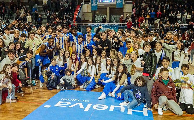 Los jugadores del Huelva Comercio LRi21 Viridi, con sus aficionados más jóvenes tras ganar al Ciudad de Huelva. / Foto: C. Verdier.