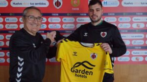 El técnico del Cartaya, Manuel Juan Limón -izquierda-, junto al nuevo portero del equipo, Raúl. / Foto: @AD_Cartaya.