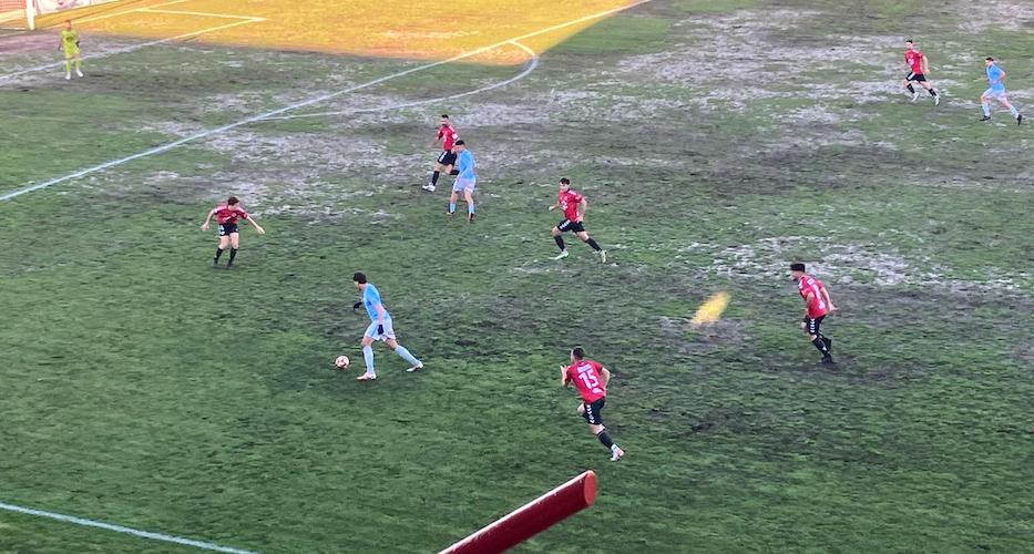 El Cartaya plantó cara al Ciudad de Lucena pese a perder en el Luis Rodríguez Salvador cuyo césped sigue en mal estado. / Foto: @FranOliva1993.