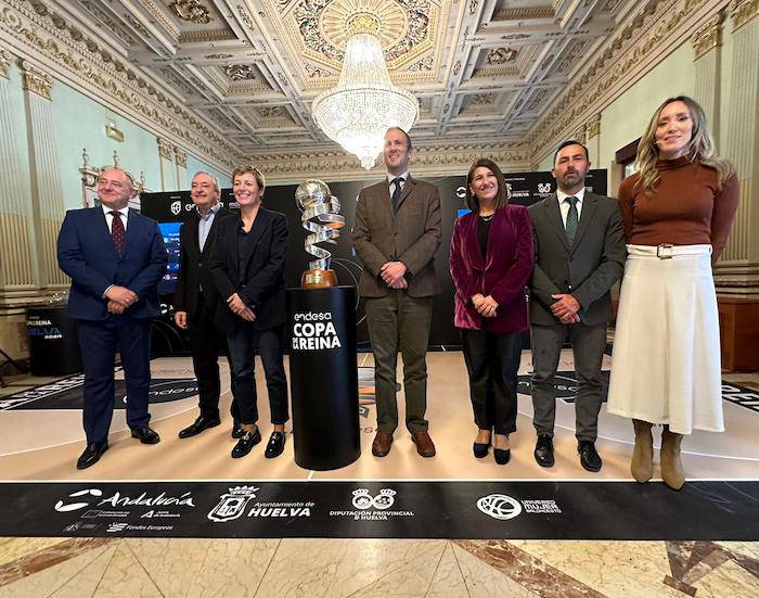 Un momento del acto del sorteo de la fase final de la Copa de la Reina de baloncesto que ha tenido lugar en el Ayuntamiento de Huelva. / Foto: @FAB_Andaluza.