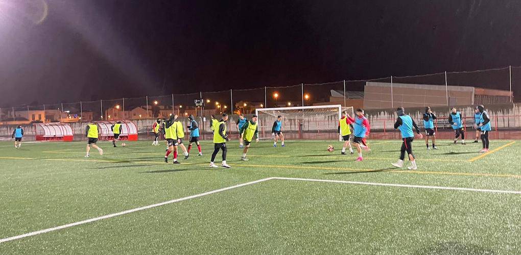 Los jugadores del Cartaya esperan hacer aún mejor el triunfo ante el Gerena ganando el domingo al At. Espeleño. / Foto: @AD_Cartaya.