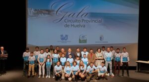 Imagen de algunos de los premiados durante la Gala del Ciclismo de Huelva celebrada en el Teatro Municipal Salvador Távora de Almonte.