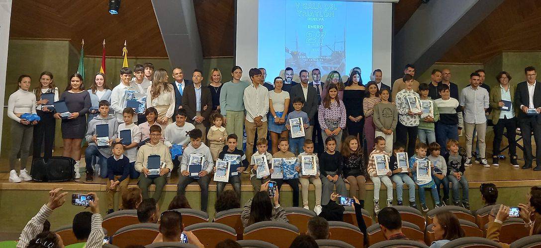 Un momento de la entrega de premios durante la V Gala del Triatlón en Huelva que tuvo lugar en el Foro Iberoamericano de La Rábida.