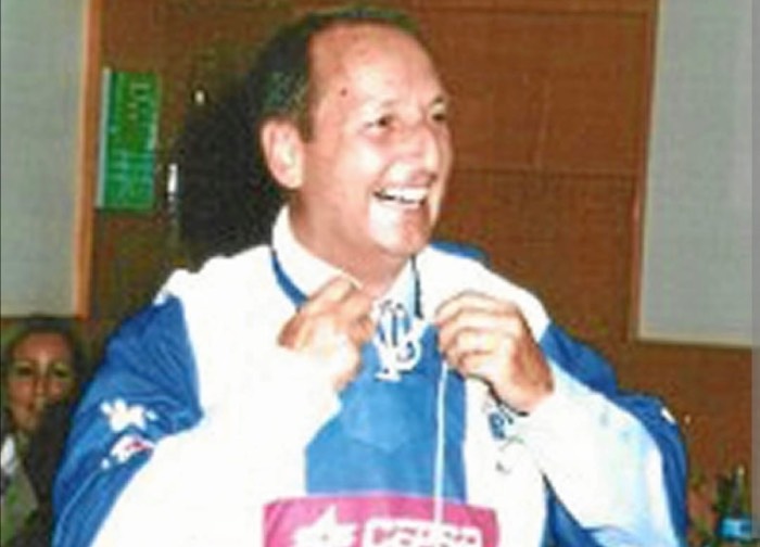 Manolo Guerra, ex jugador del Recre, y una institución en la radio deportiva onubense.