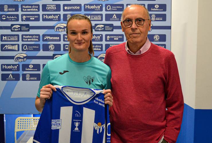 La sueca Gustafsson, nueva jugadora del Sporting de Huelva, junto al director deportivo, Antonio Toledo. / Foto: @sportinghuelva.