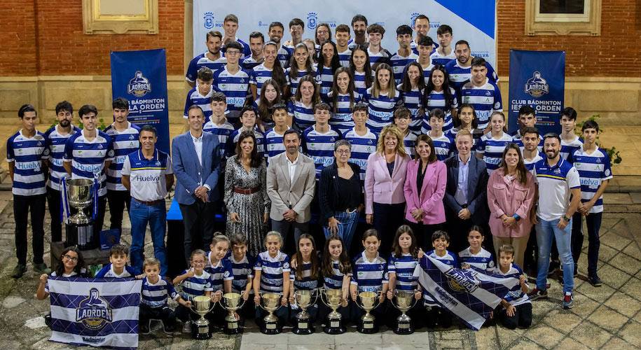 Componentes del IES Bádminton La Orden en la presentación oficial de los equipos. / Foto: @CBIESLAORDEN.