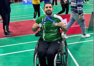 Paco Motero con las dos medallas logradas de manera brillante en el Torneo Internacional de Egipto de Parabádminton.