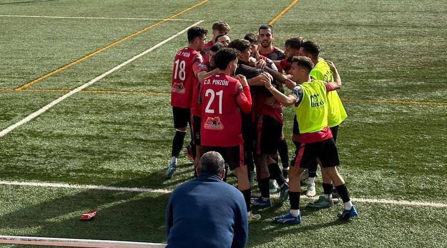 Los jugadores del Pinzón celebran el primero de los goles de Miguelito. / Foto: @CDPinzon_.