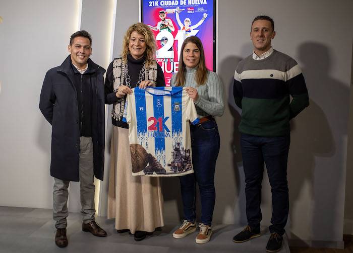 Un momento de la presentación de la camiseta oficial de la '21K Ciudad de Huelva', evento que se celebrará el próximo 10 de marzo en la capital onubense.