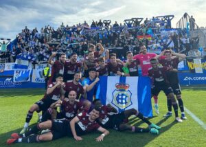 Los jugadores del Recre, con los casi 200 aficionados onubenses detrás en la grada, celebran el triunfo logrado ante el Atlético Baleares. / Foto: @recreoficial.