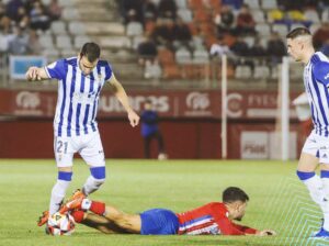 Antoñito, que como sus compañeros estaba completando un buen partido, no pudo acabar el partido por lesión. / Foto: @recreoficial.