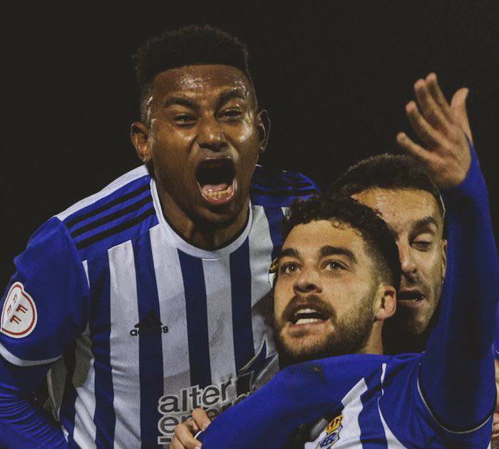 Los jugadores del Recre celebran con Luis Alcalde el primero de los goles anotados en el Nuevo Mirador. / Foto: @recreoficial.