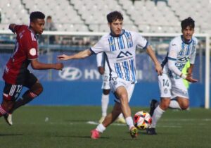 Josiel Núñez, muy trabajador en el centro del campo, intenta presionar un avance del equipo local. / Foto:@atleticbalears.