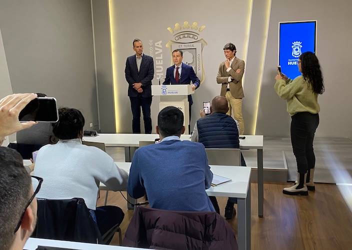 Un momento de la rueda de prensa en el Ayuntamiento de Huelva en la que dio a conocer la sentencia por la que el TSJA ha anulado la expropiación de las acciones del Recre a Gildoy SL. / Foto: @AytoHuelva.