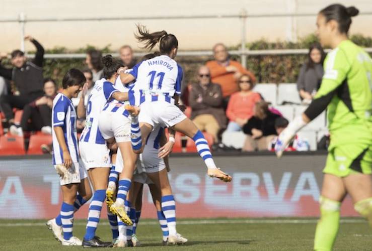 Alegría de las jugadoras del Sporting de Huelva tras marcar Laia Ballesté de penalti. / Foto: www.lfp.es.