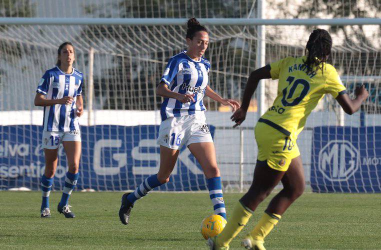 Sandra Castelló inicia una jugada de ataque del Sporting de Huelva con una ex del equipo onubense, Kanteh, intentando taponar la acción. / Foto: @sportinghuelva.