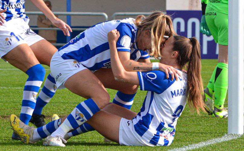 Único momento de alegría del Sporting de Huelva en su duelo copero ante la Real Sociedad, la celebración del gol de María Ruiz que en ese momento fue el empate. / Foto: @sportinghuelva.