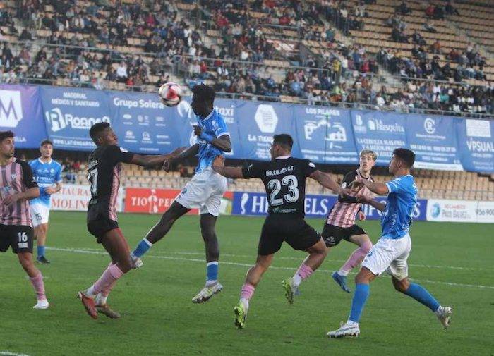 Un eficaz Bollullos en defensa 'pesca' un trabajado punto a domicilio ante el Xerez DFC. / Foto: @XerezDFC.