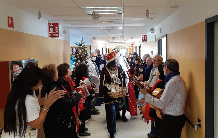 Los Reyes Magos recorren el Infanta Elena llevando la magia de la Navidad a los pacientes ingresados