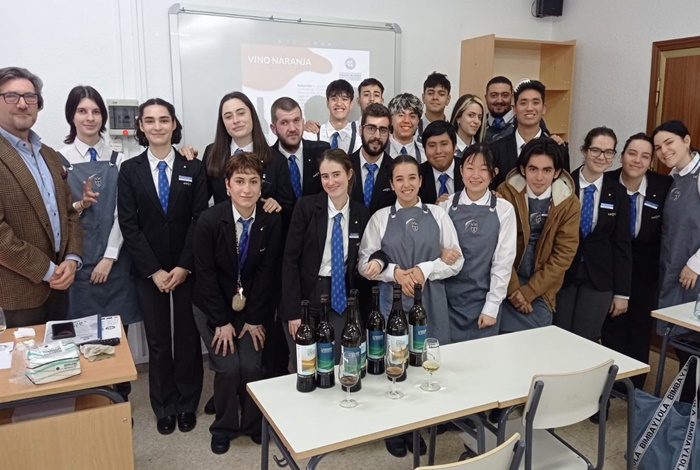 LOS VINOS Y VINAGRES CON DOP CONDADO DE HUELVA VUELVEN A LAS AULAS DE FORMACIÓN • Se impartirán talleres de introducción a la cata de estos productos amparados en varios centros y escuelas de formación en cocina y en Sala de la Provincia de Huelva • Por tercer año consecutivo, también se ha impartido el taller en la Escuela Superior de Turismo y Hostelería de Madrid y participan en el ‘IV edición de Iberitur’ Bollullos par del Condado, 14 de febrero de 2024. El Consejo Regulador de las denominaciones de origen protegidas Condado de Huelva, Vinagre del Condado de Huelva y Vino Naranja del Condado de Huelva han planificado una serie de talleres formativos dirigidos los estudiantes de grado medio y superior de gastronomía y hostelería de la provincia de Huelva para darlos a conocer entre los futuros profesionales del sector. El primero de estos, se ha realizado la semana pasada en las instalaciones de la Cooperativa Nuestra Señora del Socorro en Rociana del Condado, con alumnado del I.E.S. Saltés (Punta Umbría) del Grado Superior en Dirección de Cocina, y también del primero y segundo en Grado Medio de Servicio de Restaurante y Sala. Página 1/4 Manuel Infante, presidente del Consejo Regulador, acompañado por Diego Bort, enólogo de la cooperativa, realizaron una visita guiada por las instalaciones para explicar paso a paso el proceso de elaboración de los vinos blancos y tintos que comercializa esta bodega amparada bajo el sello de calidad de la D.O.P. Condado de Huelva, para luego probarlos en su sala de cata siguiendo las indicaciones del presidente. La siguiente cita con las aulas será el día 16 de febrero en el I.E.S. Doñana de Almonte en el que el alumnado del ciclo formativo grado básico de Cocina y Restauración, ciclo formativo de grado medio en Cocina y Gastronomía, y ciclo formativo de grado superior en Dirección de Cocina, recibirán de la mano de Manuel Infante, un taller de cata teórico-práctico para conocer, desde la viña a la copa, los vinos del Condado de Huelva. Además, este alumnado visitará las instalaciones de la Cooperativa Agroalimentaria Virgen del Rocío de la localidad la semana siguiente, para poner en práctica estos conocimientos. De este modo, sería la tercera ocasión en la que se imparte este taller al alumnado de este centro en los últimos años. Febrero concluirá con la visita de los alumnos del Ciclo Formativo de Grado Superior en Procesos y Calidad en la Industria Alimentaria del I.E.S. San Miguel de Jabugo que visitarán la misma cooperativa de Almonte para después, recibir el taller de cata en las instalaciones del Consejo Regulador. Esta visita nace de la necesidad de conocer el proceso de producción de los vinos in situ, tras el taller teórico-práctico celebrado el año pasado en el propio centro. Página 2/4 Estas catas formativas y de promoción de los vinos y vinagres del Condado de Huelva tienen por finalidad “el fomento, la defensa y la promoción de nuestra Denominación de Origen. Los actos formativos cobran especial relevancia para la entidad, más aún cuando se dirigen a los jóvenes que en la actualidad cursan estudios de hostelería o restauración, puesto que ellos constituyen el futuro de un sector íntimamente relacionado con la difusión de su producto”, afirma Manuel Infante, presidente del Consejo Regulador de las tres denominaciones. En este sentido, Infante ha subrayado que “tenemos que seguir poniendo en valor los recursos y productos gastronómicos con sello de calidad de la provincia de Huelva, los productos kilómetro cero, porque la provincia de Huelva es rica en carnes, pescados, mariscos, garbanzos, quesos, derivados del cerdo, frutas y hortalizas. Y también lo somos con el vino y el vinagre y hay que darlos a conocer entre el alumnado y el consumidor final. Tenemos que ser embajadores de todo ellos”. Madrid, también sede de estos talleres. Hasta la Escuela Superior de Hostelería y Turismo de Madrid también llegan los talleres de cata de la DOP Condado de Huelva. Por tercer año consecutivo, el alumnado de Grado Superior Dual Dirección de Cocina y Restauración han recibido formación sobre los vinos blanco joven, fino, oloroso y naranja amparados por este sello de calidad, impartido por Antonio Izquierdo, secretario general de nuestro Consejo Regulador. Página 3/4 En esta misma escuela, y por segundo año, el vino blanco joven de fermentación controlada y el vino naranja DOP Condado de Huelva, participarán en 'Iberitur IV Edición' el próximo 21 de febrero, actividad ya consolidada en el calendario formativo de esta escuela. En la misma, los propios alumnos presentan los vinos a profesionales del sector invitados a esta actividad para dar a conocer no solo los vinos y la formación que se desarrolla en esta escuela, sino también a ellos como futuros trabajadores del sector HORECA. Y en esta misma escuela, el pasado día 6 de febrero, el Vino Naranja del Condado del Huelva fue uno de los vinos analizados en el curso ‘Vinos dulces del Mundo. Míticas elaboraciones’ dirigido a los profesores de Formación Profesional de Hostelería y Turismo de Madrid, organizado por ISMIE (Instituto Superior Madrileño Innovación Educativa), de la dirección general de Bilingüismo y Calidad de la Enseñanza de la Consejería de Educación, Ciencia y Universidades de la Comunidad de Madrid.