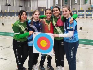 Sandra Pérez con sus compañeras tras haber batido el récord de España. / Foto: @clubasirio.