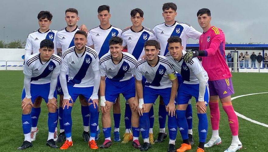 El Atlético Onubense puede ser líder esta jornada si gana en Utrera y no lo hace el Atlético Central en Tomares. / Foto: @futbolbaserecre.