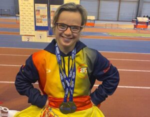 Blanca Betanzos, con dos de las tres medallas de oro que logró,, coronándose como la reina de la velocidad en esta edición.