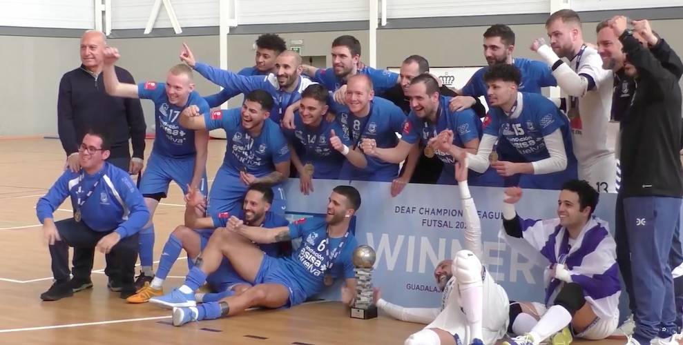 Los jugadores del CDS Huelva con el trofeo tras conquistar de nuevo el Campeonato de Europa de Fútbol Sala para Personas Sordas.