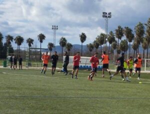 Con la moral arriba tras su gran triunfo en Córdoba, el Cartaya recibe en el Ciudad de Lepe al líder, Xerez Deportivo. / Foto: @AD_Cartaya.